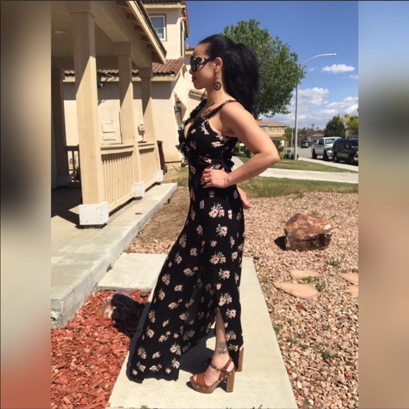 Beautiful Day - Blk Floral Maxi Dress - Picture 2 of 7